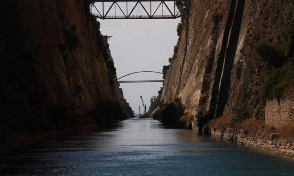 Το «γιοφύρι του… Ισθμού» – Εκλεισε ξανά η Διώρυγα λίγες ώρες αφότου δόθηκε σε κυκλοφορία